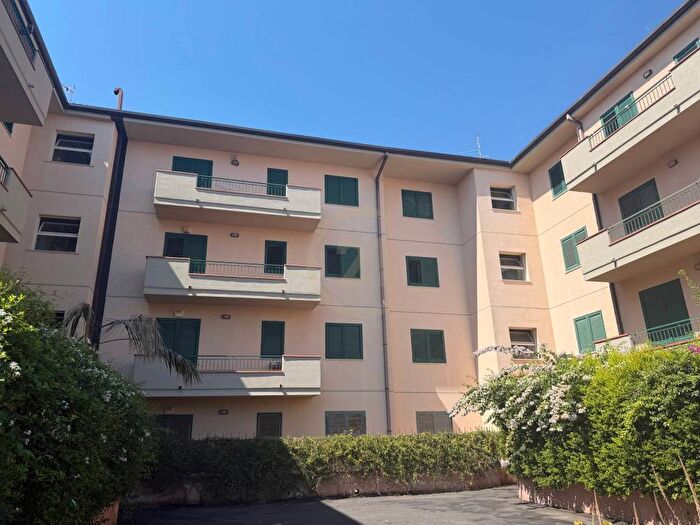 Appartamento con 5 locali in vendita in Via Pompeo Cisternazza, Centro, Mascalucia