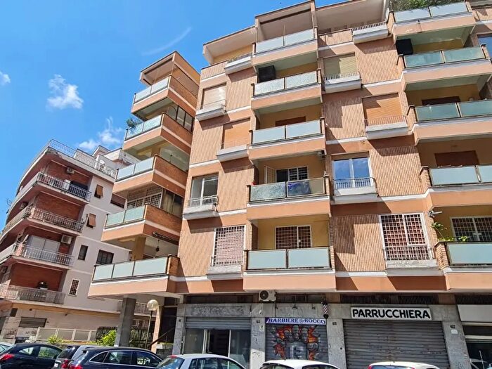 Appartamento con 6 locali in vendita in Via Santa Bernadette, Roma