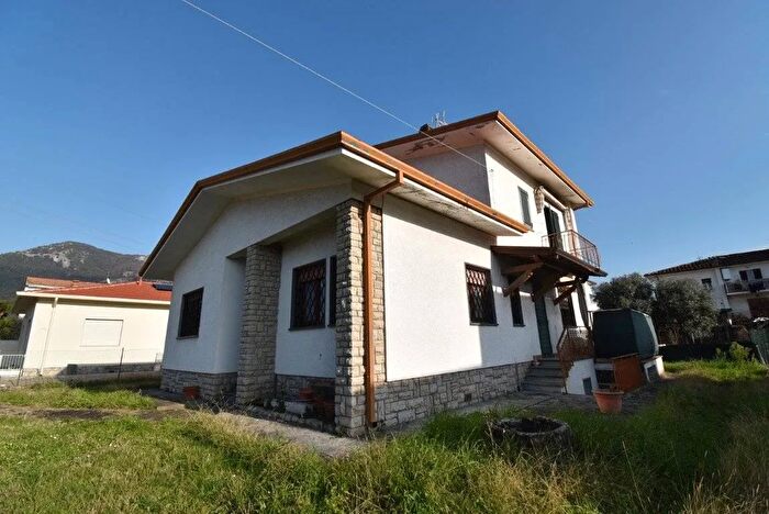 Casa con 7 locali in vendita in Via Tre Usci, Seravezza