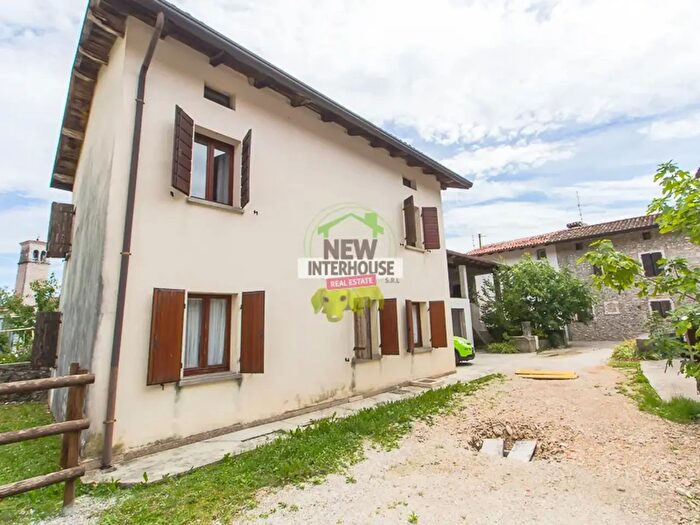 Appartamento con 8 locali in vendita in Via Isonzo, Maniago