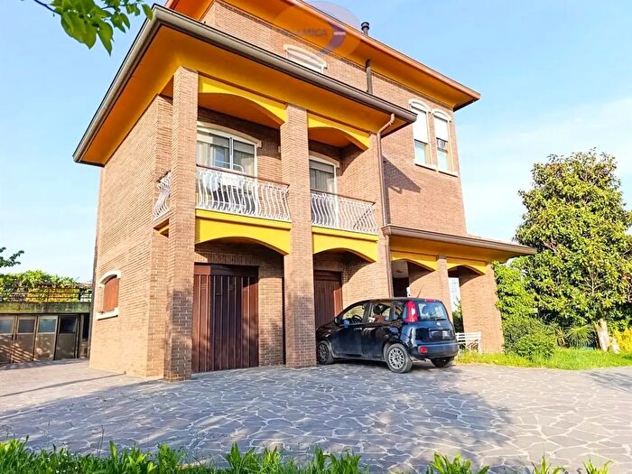 Appartamento con 5 locali in vendita in Via Dante Alighieri, Casatenovo
