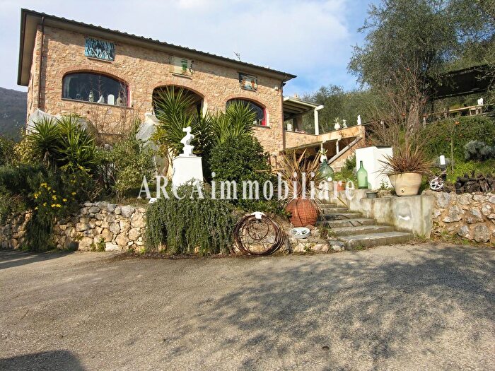 Casa con 12 locali in vendita in Camaiore