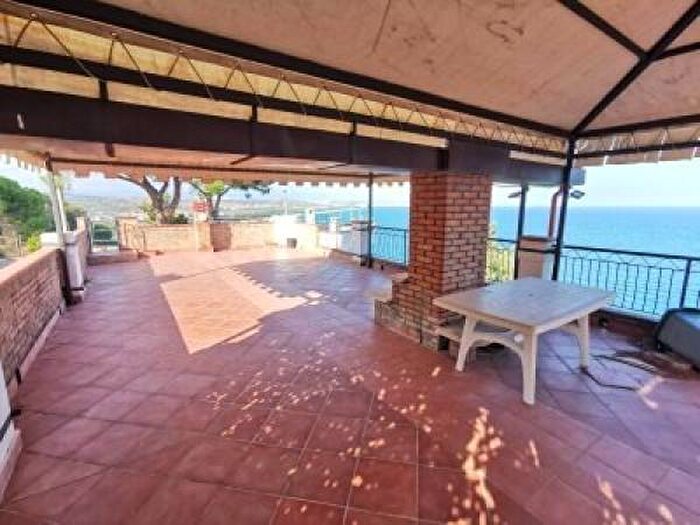 Appartamento trilocale in affitto in Via San Martino, Staletti