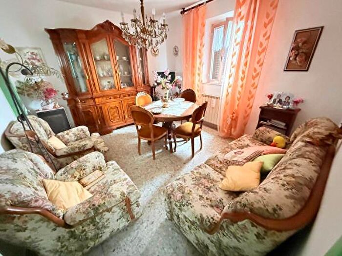 Casa con 6 locali in vendita in Urbino