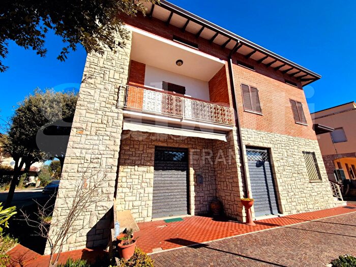 Casa con 5 locali in vendita in Piazza del Popolo, Bettona