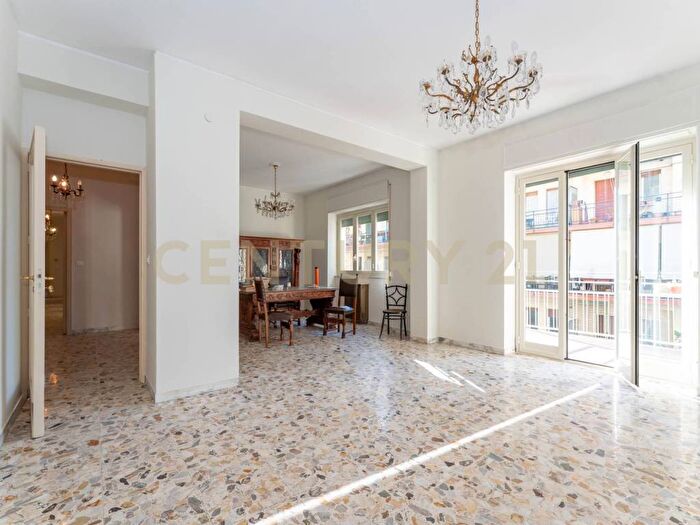 Appartamento con 6 locali in affitto in Via Napoli, Province Veneto, Catania