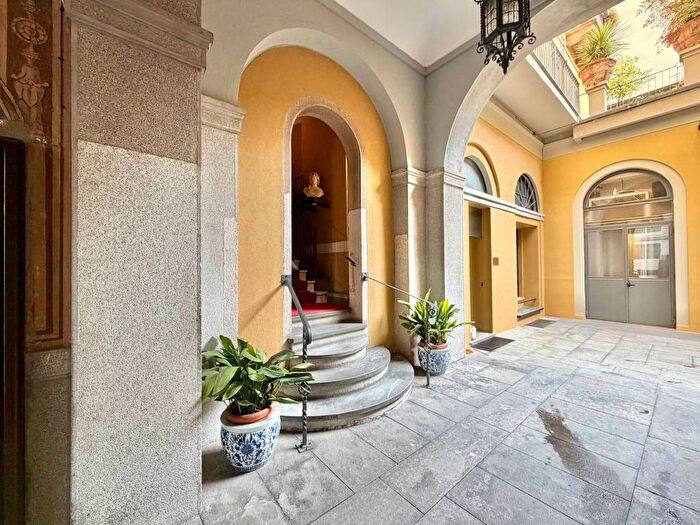 Appartamento trilocale in affitto in Via Crocefisso, Carrobbio, Milano