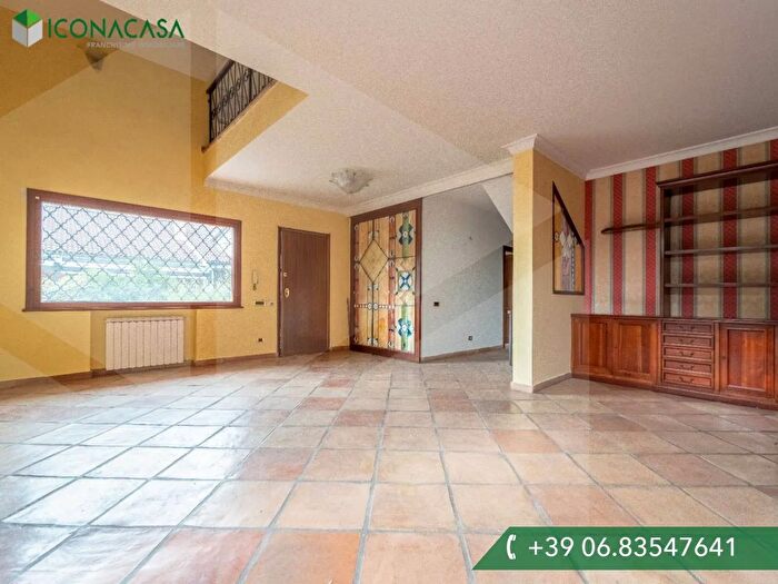 Appartamento con 10 locali in vendita in Via Ariccia, Ciampino