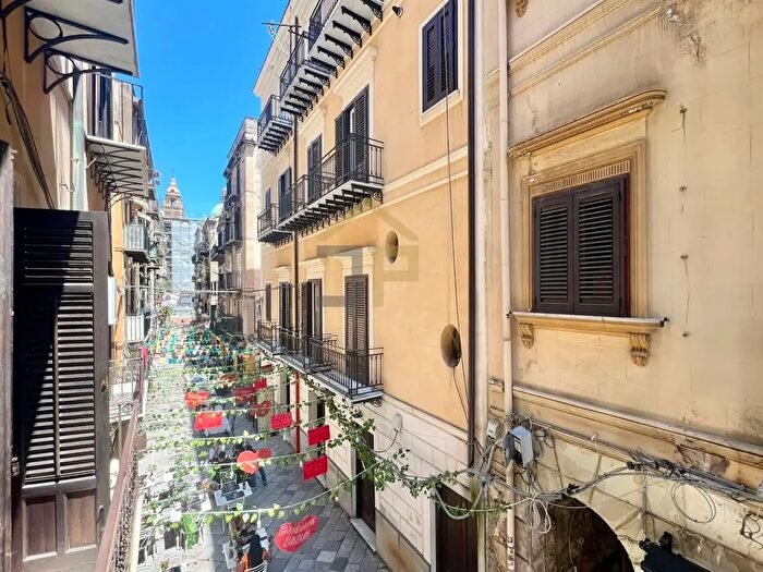 Appartamento con 5 locali in vendita in Via Orologio, Palermo