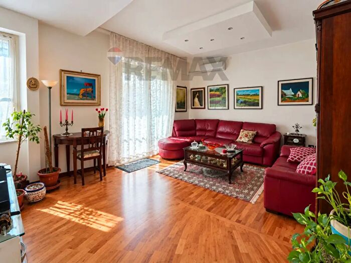 Appartamento con 5 locali in vendita in Via Miano, Napoli
