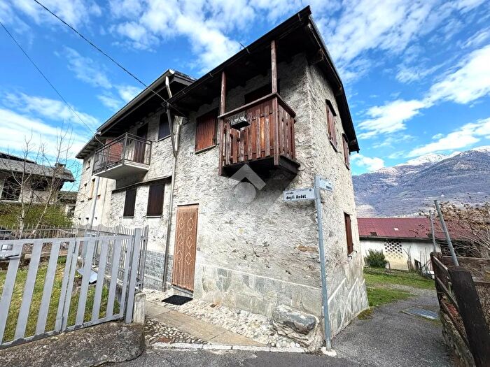 Casa bilocale in vendita in Via S Carlo, Faedo Valtellino