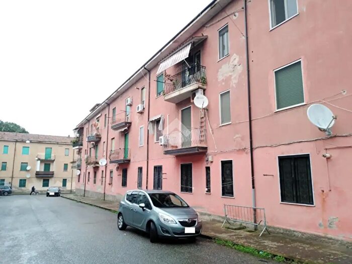 Appartamento quadrilocale in vendita in Via Hipponion, Cosenza