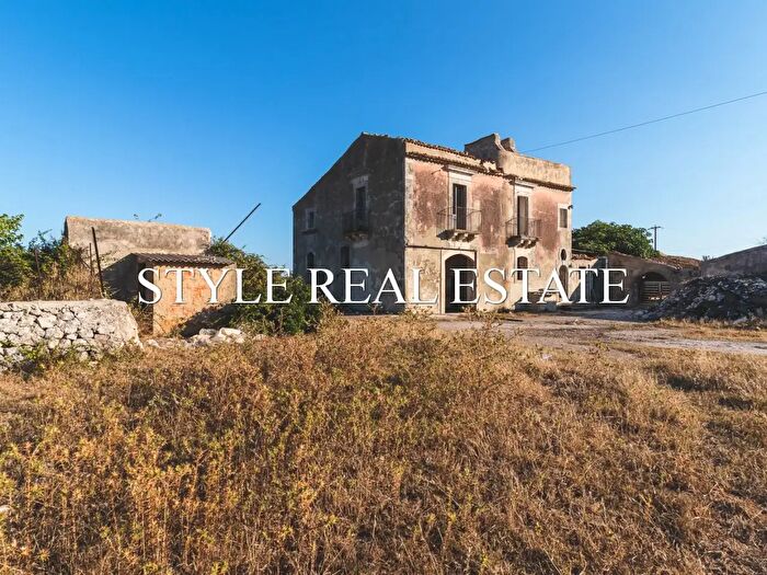 Casa con 20 locali in vendita in Via Mallia, Siracusa