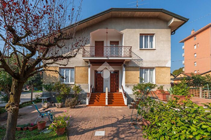 Casa con 7 locali in vendita in Via della Muffa, Castellanza