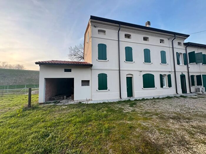 Casa con 5 locali in vendita in San Possidonio