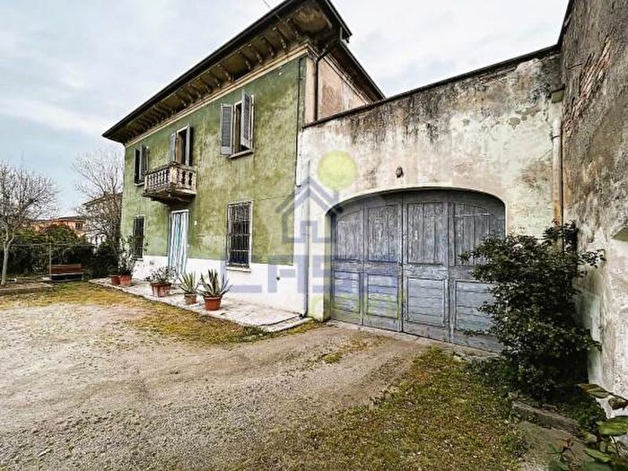 Casa con 6 locali in vendita in Via Perini, Piubega