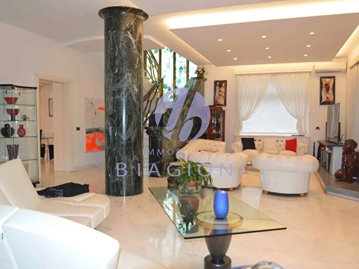 Casa con 16 locali in vendita in Camaiore