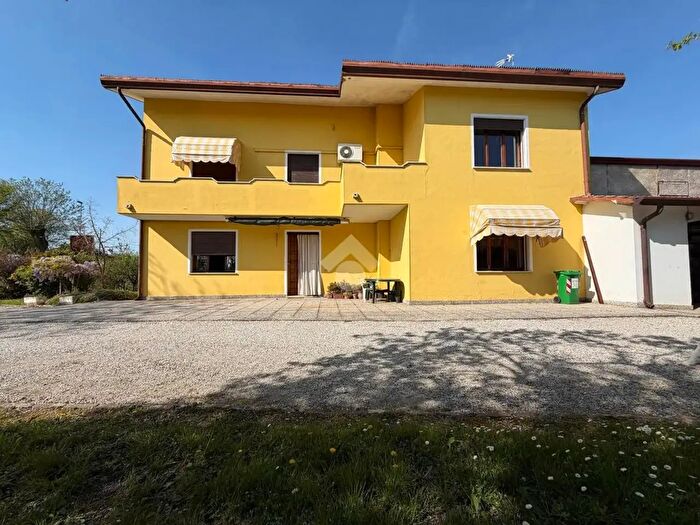 Casa con 5 locali in vendita in Via Giotto, Rovigo