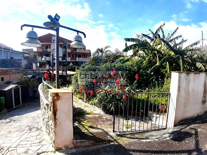 Casa con 9 locali in vendita in Via Consolare Valeria, Giardini Naxos