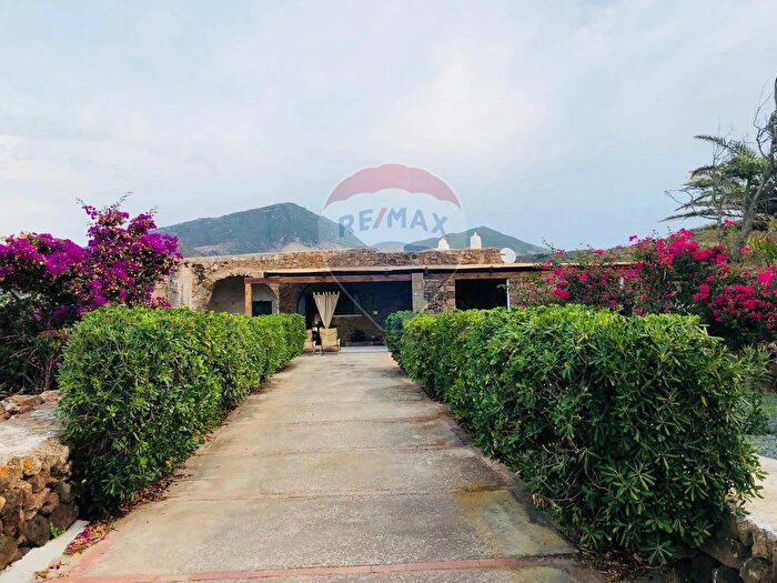 Appartamento trilocale in vendita in Contrada Rekhale, Pantelleria