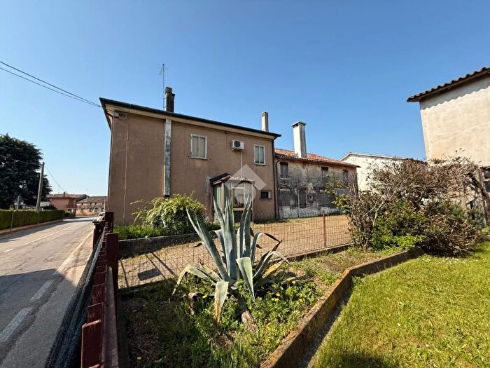 Casa con 7 locali in vendita in Via Dion G Fogale, Istrana