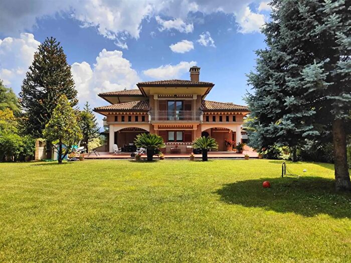 Casa con 9 locali in vendita in Avellino
