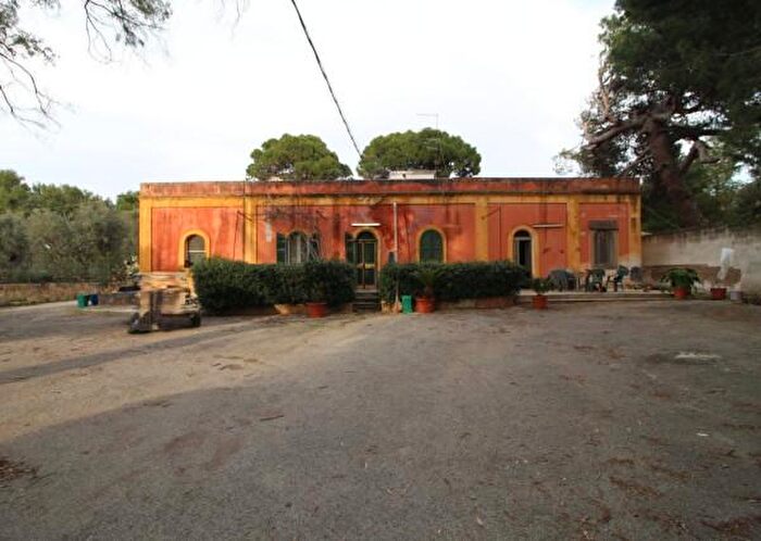 Casa con 6 locali in vendita in Viale della Costituzione, Grottaglie