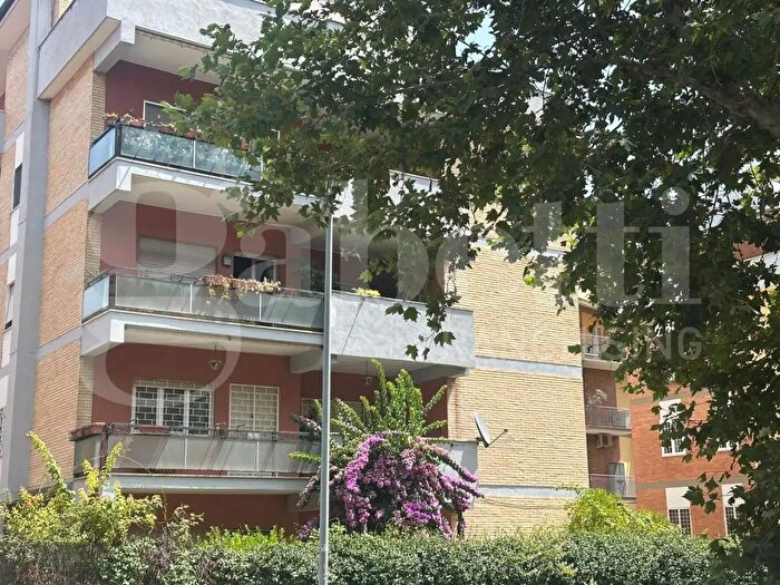 Appartamento con 5 locali in vendita in Via Fucini, Roma