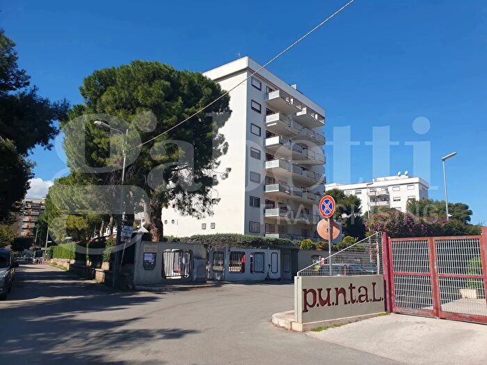 Appartamento quadrilocale in vendita in Via R Schuman, Bari