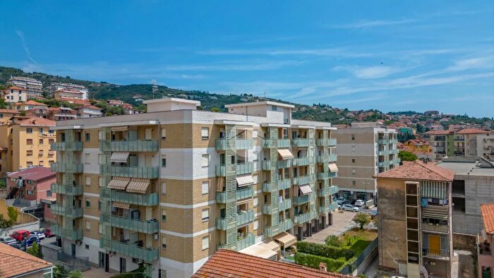 Appartamento bilocale in vendita in Via SPio da Pietrelcina, Imperia