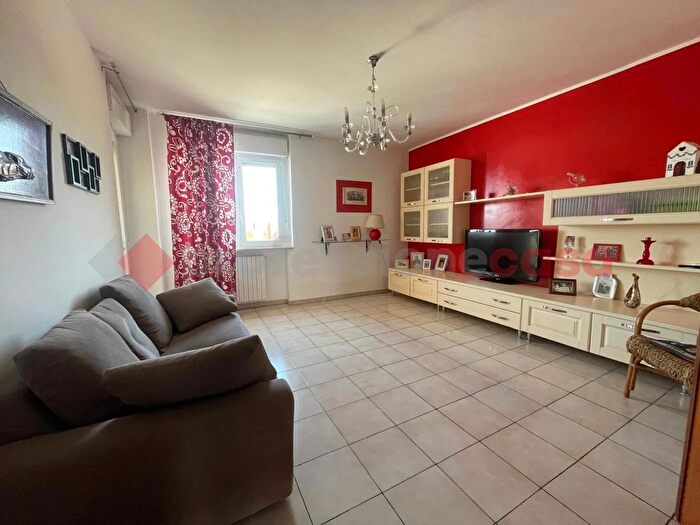 Appartamento quadrilocale in vendita in Piazza Sandro Pertini, Taranto