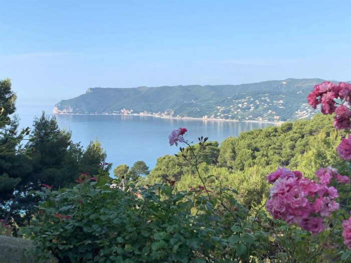 Appartamento trilocale in affitto in Via del caprifoglio, Bergeggi