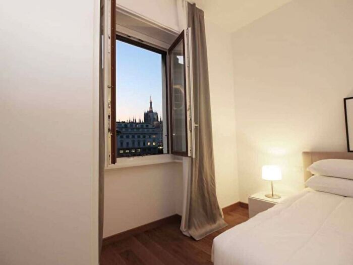 Appartamento trilocale in affitto in Via Carlo Giuseppe Merlo, Borgogna Largo Augusto, Milano