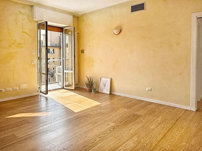 Appartamento trilocale in vendita in Via Modica, Famagosta, Milano