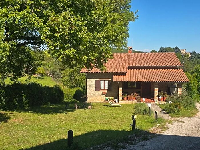 Casa con 8 locali in vendita in Piazza Sant'Antonio, Baschi