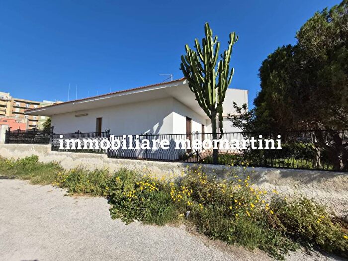 Casa con 6 locali in affitto in Via Calabria, Grottasanta Tunisi, Siracusa
