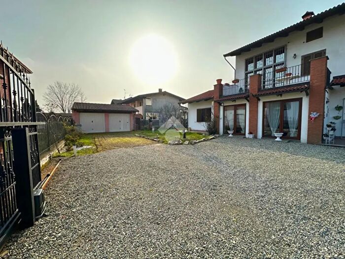 Casa con 6 locali in vendita in Via Livorno Ferraris, Bianze