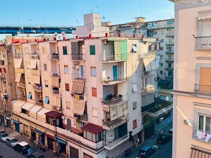 Appartamento trilocale in vendita in Via Bernardino Telesio, San Carlo All'Arena, Napoli