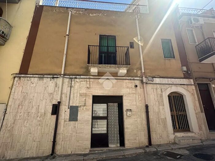 Casa quadrilocale in vendita in Via Cesare Battisti, Canosa Di Puglia