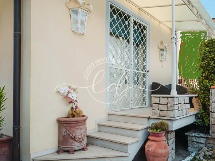 Casa con 5 locali in affitto in Camaiore