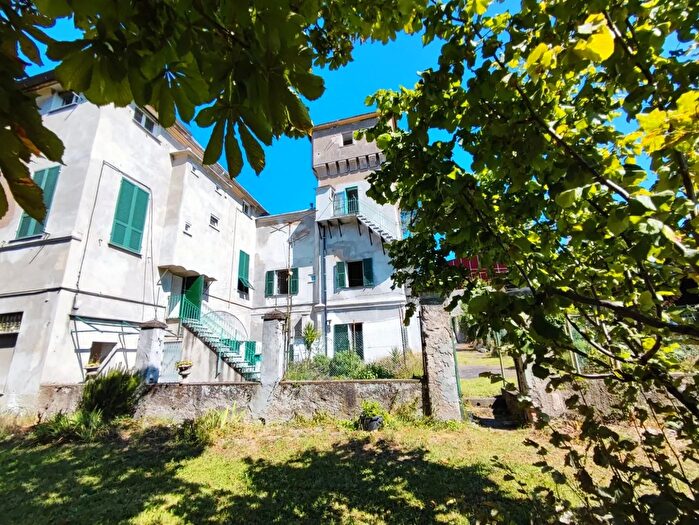 Casa con 5 locali in vendita in Via Fratelli di Coronata, Genova