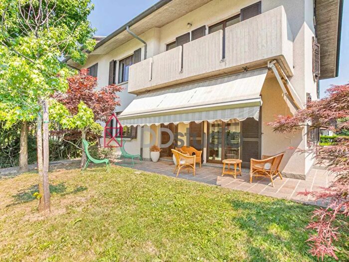 Casa con 9 locali in vendita in Via Verdi, Mozzo