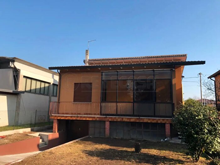 Casa quadrilocale in affitto in Rosa'