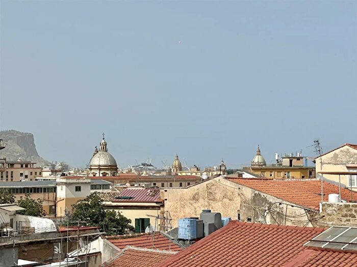 Appartamento quadrilocale in vendita in Via Chiaramonte, Palermo