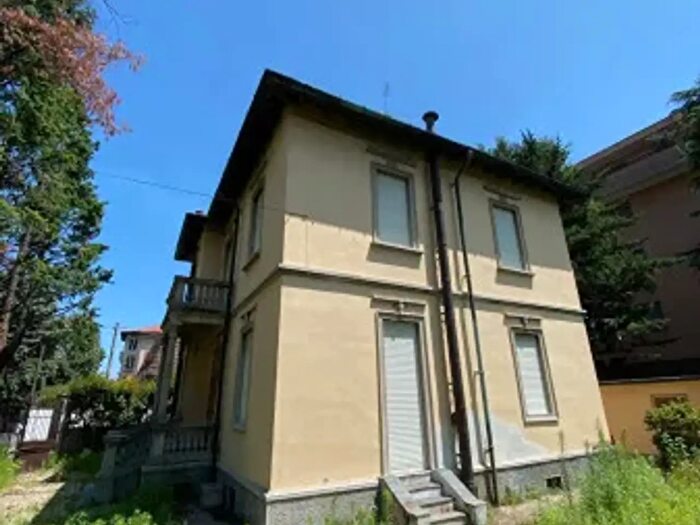 Casa con 6 locali in vendita in Legnano
