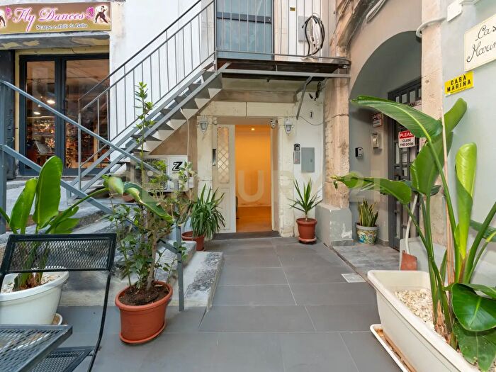 Appartamento con 6 locali in vendita in Via Alfieri, Catania