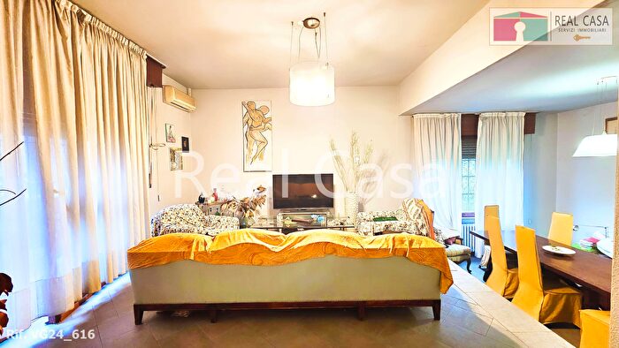 Casa con 12 locali in vendita in G Baccelli, Modena