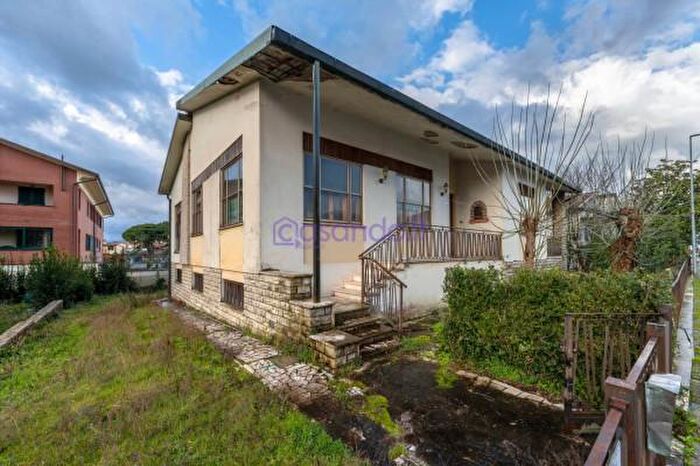 Casa con 6 locali in vendita in Via Leonardo da Vinci Vica, Collesalvetti