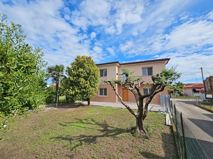 Casa trilocale in vendita in Via Gioberti, Solesino