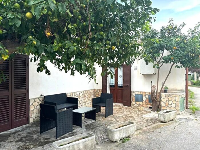 Casa trilocale in vendita in Via Baglio Pollina, Valderice